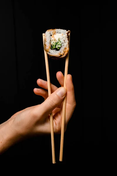 Female Hand Holds Philadelphia Sushi Roll Smoked Eel Cucumber Avocado — Stok fotoğraf