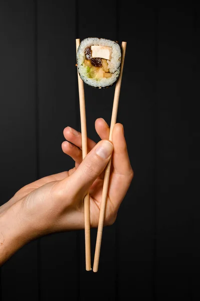 Female Hand Holds Tasty Sushi Roll Smoked Eel Avocado Cream — 图库照片