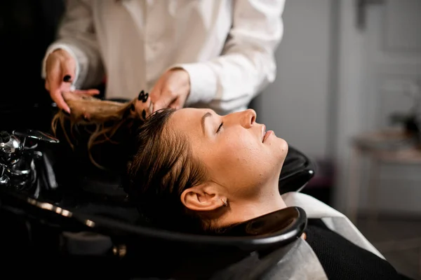 Close Attractive Caucasian Female Client Relaxed Lying Hair Washing Chair — Φωτογραφία Αρχείου