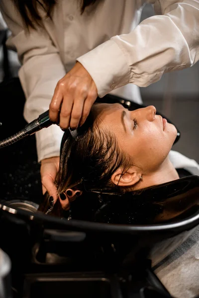 Washing Hair Procedure Client Resting While Hair Being Washed Close — Φωτογραφία Αρχείου