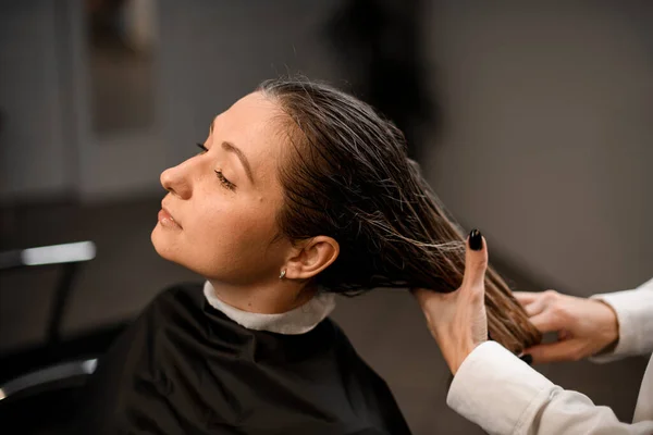 Close Head Beautiful Young Woman Wet Hair Hands Female Hairdresser — Φωτογραφία Αρχείου