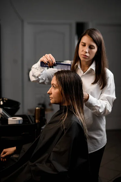 Professional Hairdresser Combing Wet Hair Female Client Modern Beauty Hair — Φωτογραφία Αρχείου