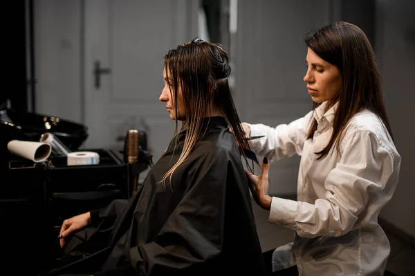 Professional Hairdresser Masterfully Cutting Hair Young Female Customer Scissors Modern — Φωτογραφία Αρχείου
