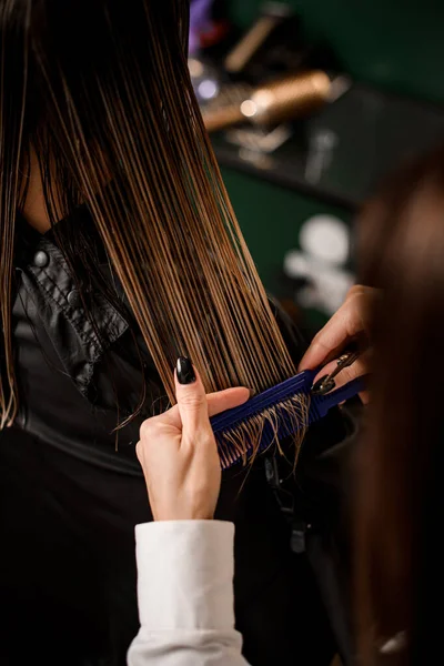 Close View Strand Hair Client Which Hands Professional Hairdresser Gently — Φωτογραφία Αρχείου