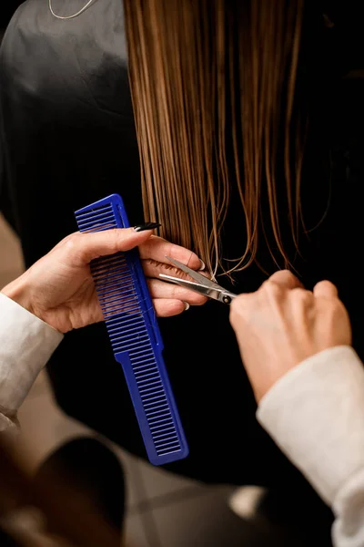 Close Hairdresser Hand Cutting Female Hair Cropped Shot Female Client — Φωτογραφία Αρχείου