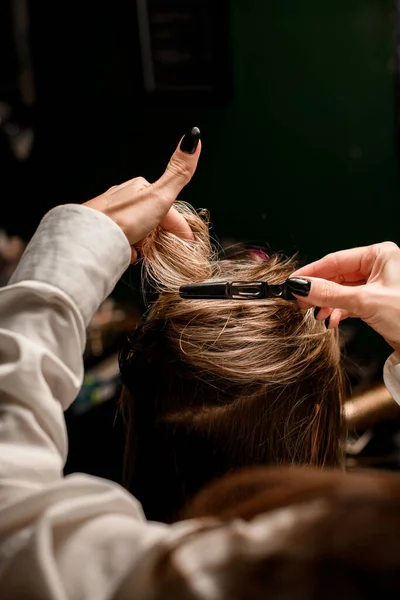 Close Hands Woman Hairdresser Neatly Fasten Hair Female Client Hairpin — Φωτογραφία Αρχείου