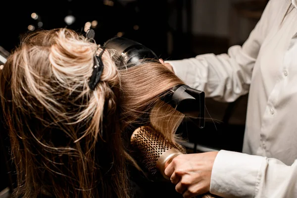 Stylist Accurate Puts Long Female Hair Dryer Comb Hairdresser Close — Φωτογραφία Αρχείου