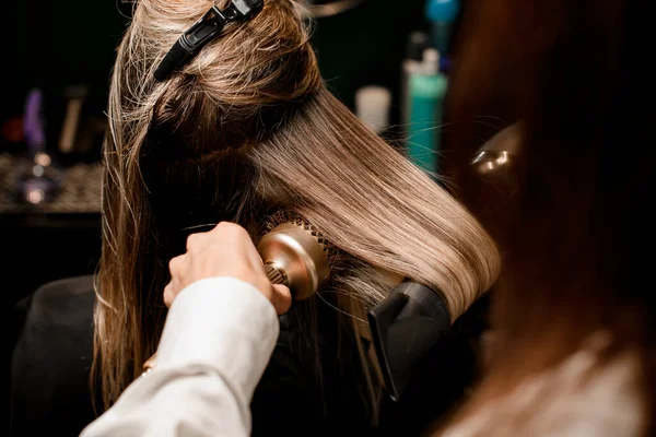 Close View Hairdo Making Process Hairdresser Masterfully Puts Long Female — Φωτογραφία Αρχείου