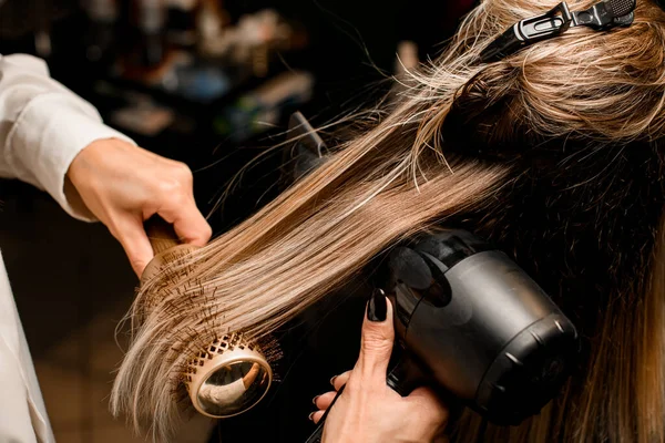 Close Hairdo Making Process Hairdresser Masterfully Puts Long Female Hair — Φωτογραφία Αρχείου
