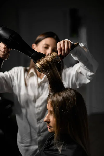 Female Hairdresser Stylist Making Hairstyle Using Hair Dryer Comb Blowing — Φωτογραφία Αρχείου