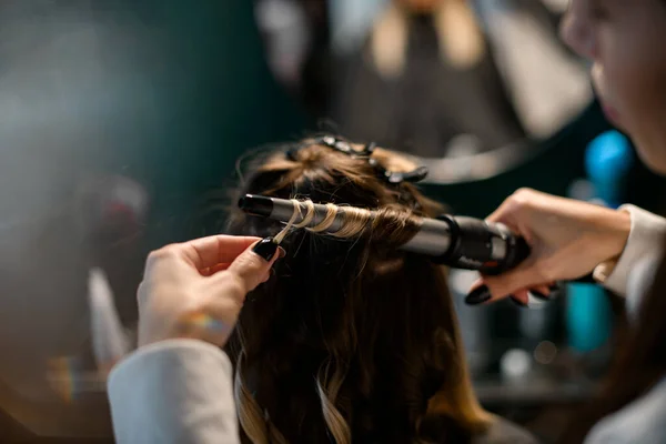 Hair Stylist Accurate Makes Curls Hairstyle Long Brown Hair Curling — Φωτογραφία Αρχείου