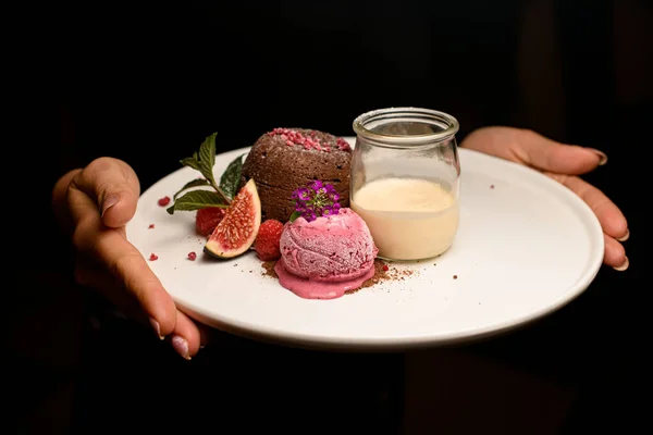 Assiette Avec Gâteau Chocolat Savoureux Avec Boule Crème Glacée Framboises — Photo