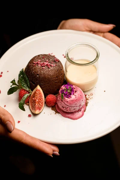 Assiette Blanche Avec Gâteau Chocolat Savoureux Avec Boule Crème Glacée — Photo