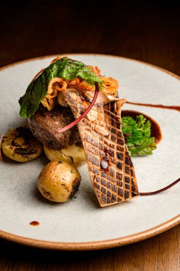 Izgara Kral İstiridye Mantarı 'nın güzel manzarası ve patates ve kabak soslu kızarmış et.