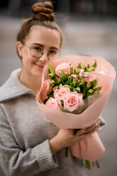 Superbe Vue Jeune Femme Attrayante Avec Beau Bouquet Roses Roses — Photo