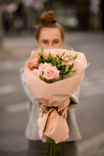 Fokus Selektif Pada Karangan Bunga Mawar Merah Muda Yang Indah — Stok Foto