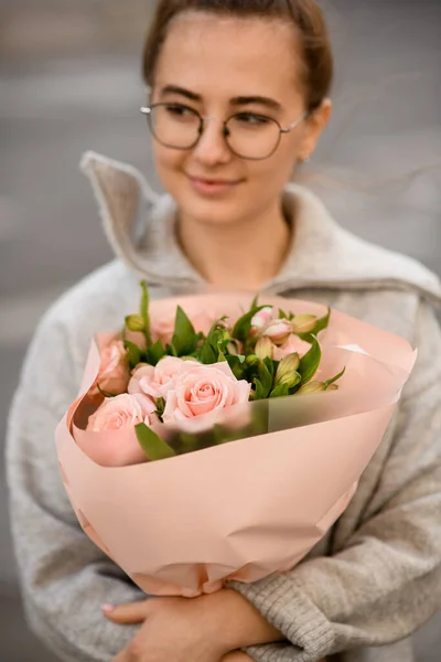 Beskärd Utsikt Över Ung Attraktiv Kvinna Med Vacker Bukett Rosa — Stockfoto
