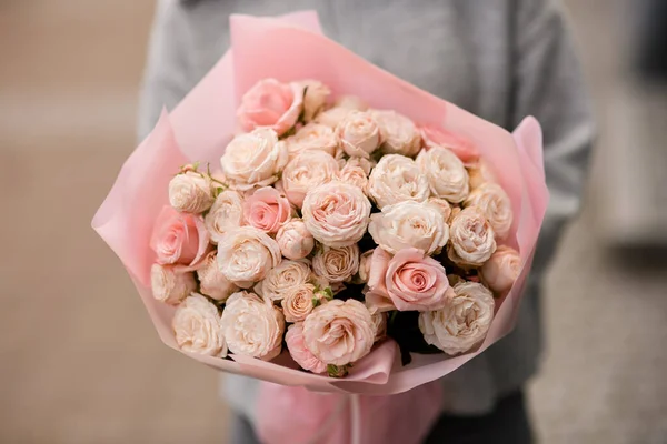 색상의 분홍빛 장미가 만지작거리는 아름다운 꽃다발을 가까이 — 스톡 사진
