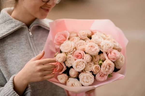 Вибірковий Акцент Красивому Пишному Букет Рожевих Троянд Обгортковому Папері Руках — стокове фото