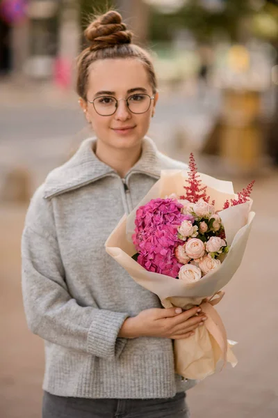 Όμορφη Νεαρή Γυναίκα Πολυτελές Μπουκέτο Λουλουδιών Από Ροζ Τριαντάφυλλα Και — Φωτογραφία Αρχείου