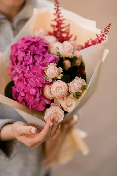 ดอกก หลาบส ชมพ สดหร หราและดอกไฮเดรนเย ยและเฮเธอร ในห อกระดาษในม — ภาพถ่ายสต็อก