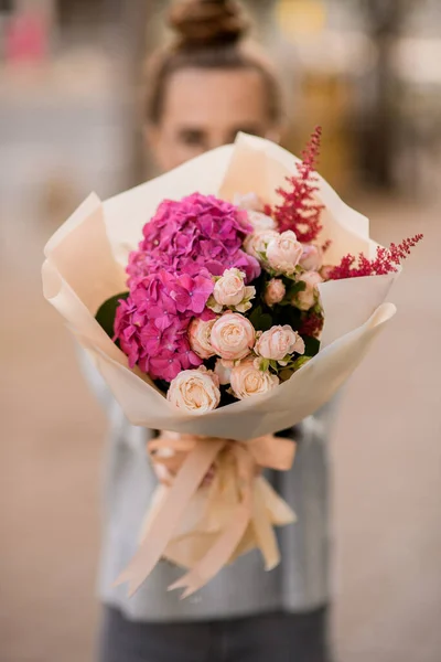 선택적으로 포장지에 분홍색 장미와 하이드라게아 아름다운 부케에 초점을 맞추라 — 스톡 사진