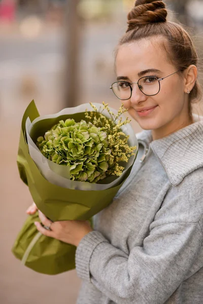 Jeune Femme Souriante Avec Beau Bouquet Fleurs Élégantes Mode Hortensia — Photo