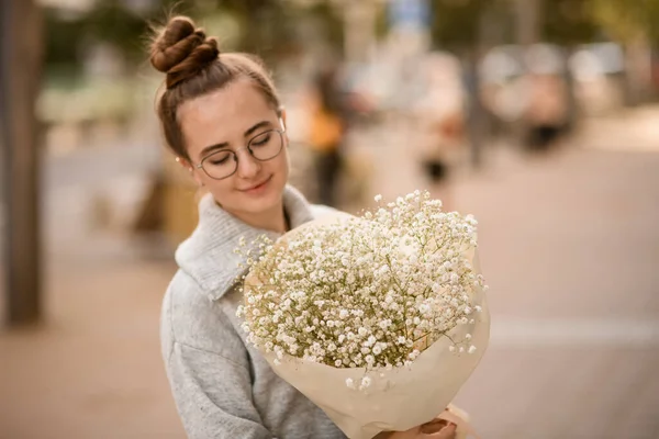 Attrayant Jeune Femme Avec Grand Bouquet Fleurs Blanches Gypsophila Papier — Photo