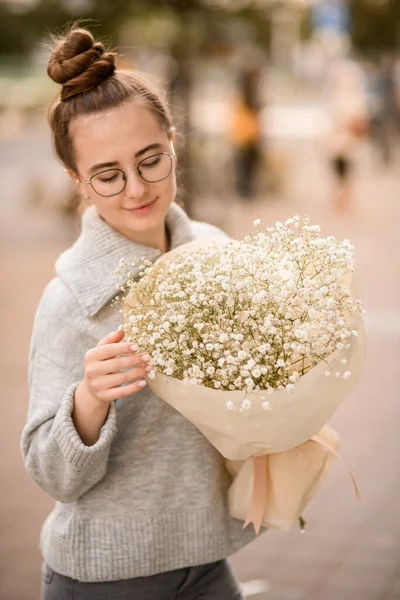 Όμορφη Νεαρή Γυναίκα Μεγάλο Μπουκέτο Από Λευκά Λουλούδια Γυψόφυλλες Χαρτί — Φωτογραφία Αρχείου