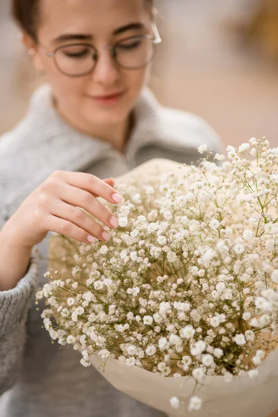 มมองใกล ดบนช อดอกไม สวยงามขนาดใหญ ของดอกไม ปโซส ขาวในกระดาษห อในม อของหญ งสาวสวย — ภาพถ่ายสต็อก