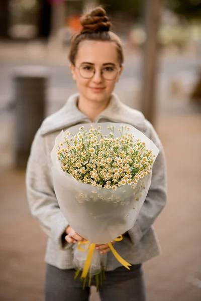 Wanita Muda Cantik Dengan Karangan Bunga Camomile Putih Kecil Tangannya — Stok Foto