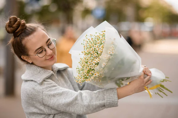 Vacker Ung Kvinna Med Bukett Vita Små Kamomill Blommor Omslagspapper — Stockfoto