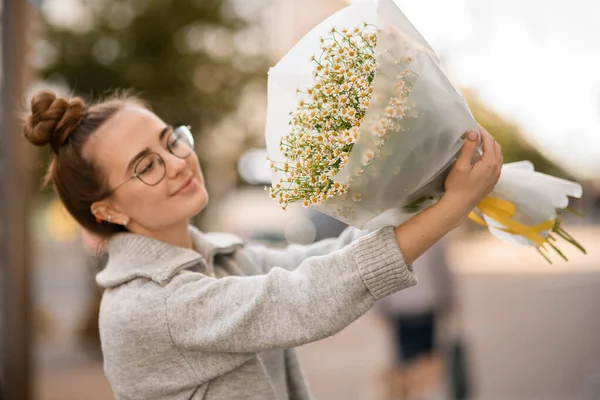 Ευτυχισμένη Γυναίκα Μπουκέτο Από Λευκά Μικρά Χαμομήλια Λουλούδια Χαρτί Περιτυλίγματος — Φωτογραφία Αρχείου