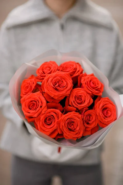 Fokus Selektif Pada Karangan Bunga Mawar Merah Terang Kertas Pembungkus — Stok Foto