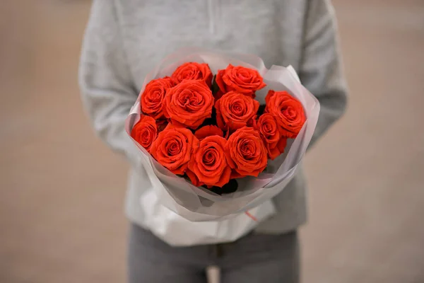 อกโฟก สบนช อดอกก หลาบส แดงสดใสท ในกระดาษห อบนพ นหล งเบลอ ใกล — ภาพถ่ายสต็อก