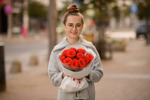 Belle Jeune Femme Avec Bouquet Roses Rouges Vives Papier Emballage — Photo