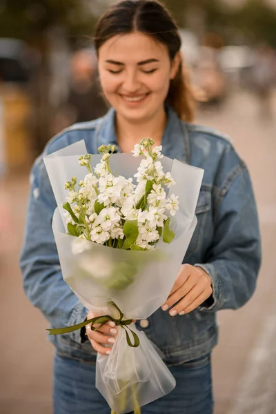 สาวสวยย อในม อของเธอ อดอกไม สดส ขาว Matthiola ดอกไม — ภาพถ่ายสต็อก