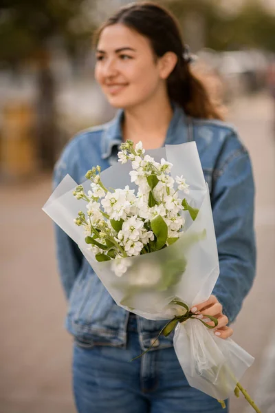 Selektywny Nacisk Bukiet Świeżych Białych Kwiatów Matthiola Dłoni Pięknej Uśmiechniętej — Zdjęcie stockowe