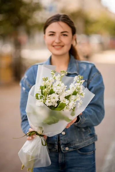 Wanita Muda Tersenyum Tampan Memegang Tangannya Buket Bunga Matthiola Putih — Stok Foto