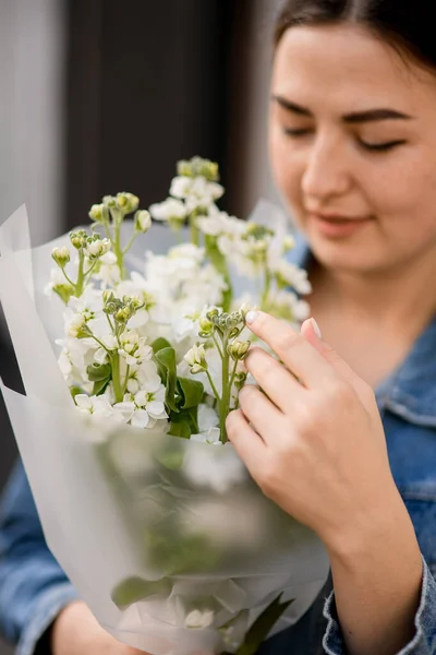 Επιλεκτική Εστίαση Στα Φρέσκα Λευκά Λουλούδια Matthiola Μπουκέτο Στο Χέρι — Φωτογραφία Αρχείου