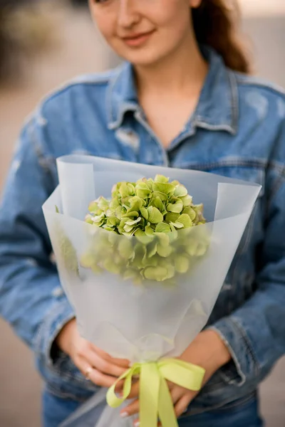 Gran Ramo Moda Hortensia Verde Papel Envolver Las Manos Una — Foto de Stock