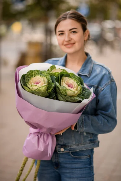 Vacker Bukett Prydnadskål Kål Brassica Omslagspapper Händerna Ung Leende Kvinna — Stockfoto