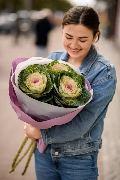 Beau Bouquet Chou Ornemental Brassica Papier Emballage Dans Les Mains — Photo