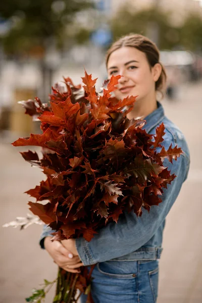 Μεγάλο Μάτσο Φθινοπωρινά Κλαδιά Βελανιδιάς Φύλλα Στα Χέρια Μιας Νεαρής — Φωτογραφία Αρχείου