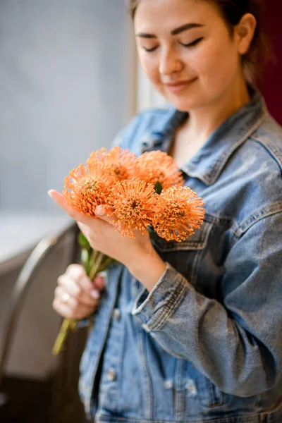 Selektywne Skupienie Się Pięknych Pomarańczowych Kwiatach Leucospermum Rękach Przystojnej Kobiety — Zdjęcie stockowe