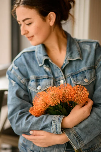 Wspaniały Widok Piękne Jasne Pomarańczowe Kwiaty Leucospermum Rękach Atrakcyjnej Kobiety — Zdjęcie stockowe
