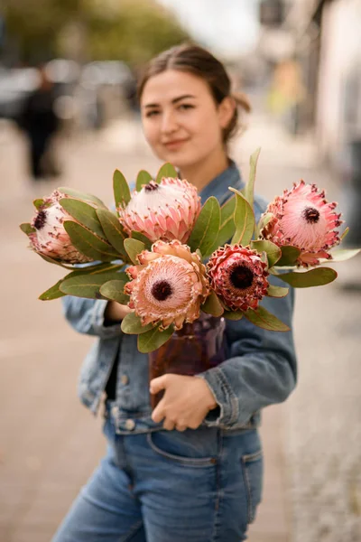 Gran Ramo Exclusivo Flores Alcachofa Protea Manos Una Joven Hermosa — Foto de Stock