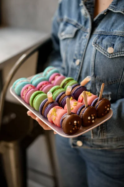 Υπέροχη Θέα Νόστιμα Γαλλικά Macarons Κέικ Διαφορετικά Φωτεινά Χρώματα Στο — Φωτογραφία Αρχείου