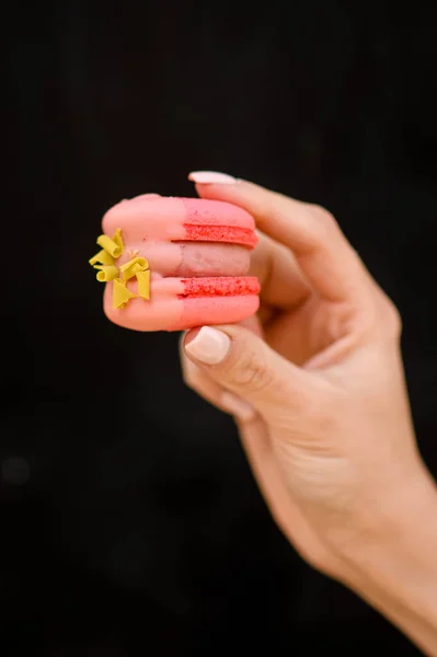 Mano Mujer Caucásica Sostiene Cuidadosamente Con Los Dedos Delicioso Macaron —  Fotos de Stock