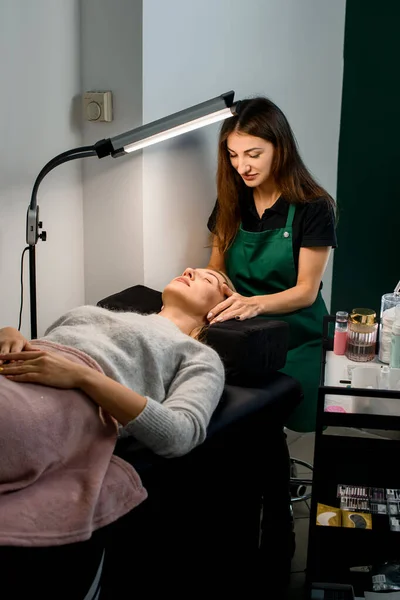 Esteticista Mujer Profesional Hace Masaje Facial Para Cliente Femenino Salón — Foto de Stock